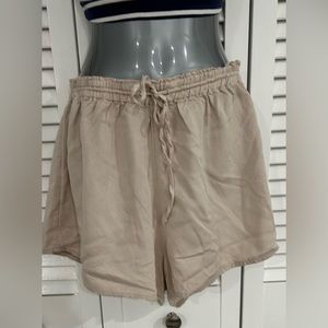 H&M light tan viscose shorts - size medium